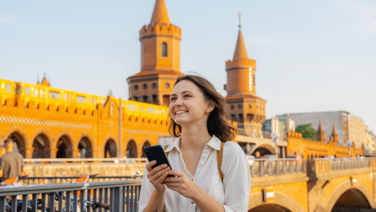 Mujer visitando Berlín