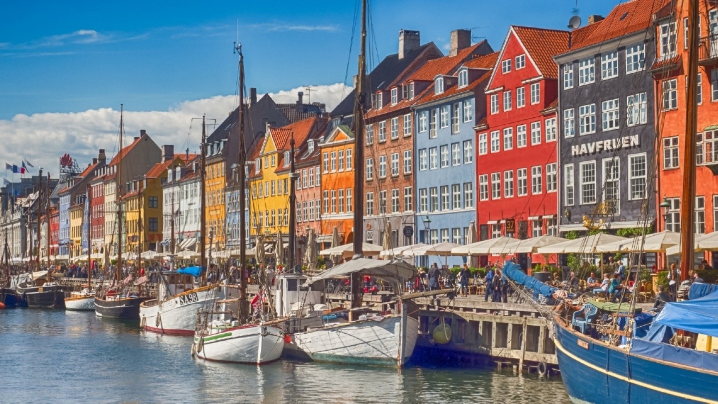  Canal dans le quartier de Nyhavn avec ses bateaux et ses maisons colorées 