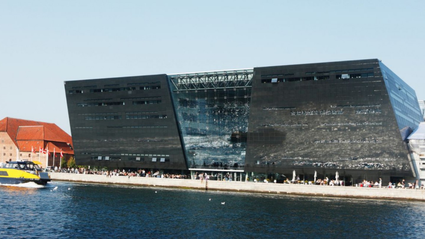 The Black Diamond, une extension de la Bibliothèque royale de Copenhague un bâtiment contemporain en forme de diamant noir, situé en bord de mer