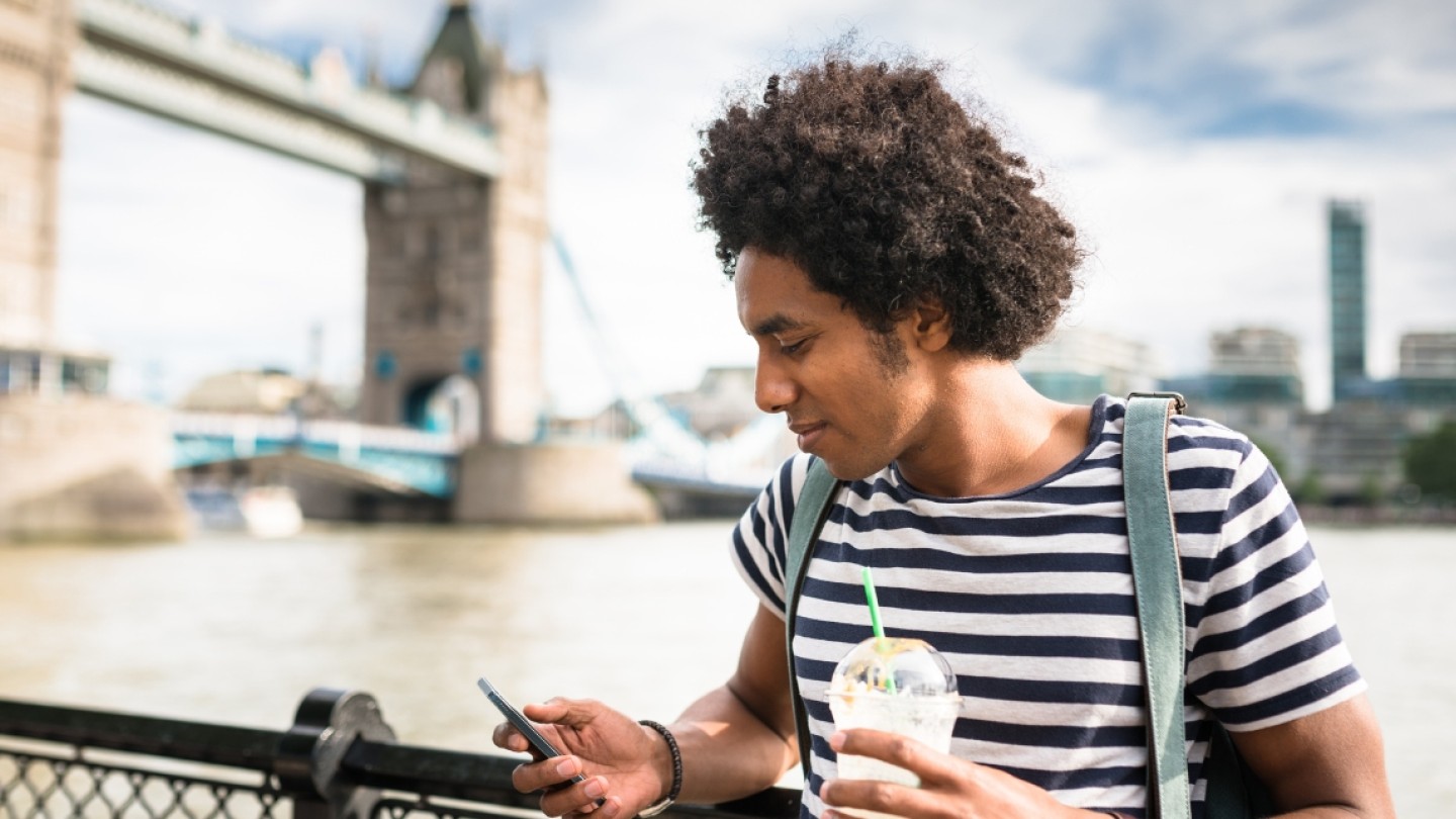 Trinkende Person vor der London Bridge